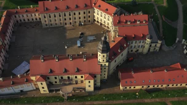 Vista superior del castillo de Nesvizh antes del atardecer. Bielorrusia — Vídeos de Stock