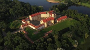 Günbatımından önce Nesvizh Kalesi 'nin üst manzarası. Belarus.