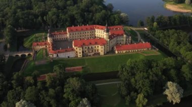 Günbatımından önce Nesvizh Kalesi 'nin üst manzarası. Belarus.