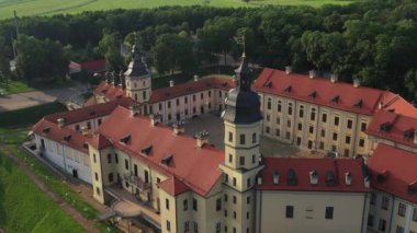 Günbatımından önce Nesvizh Kalesi 'nin üst manzarası. Belarus.