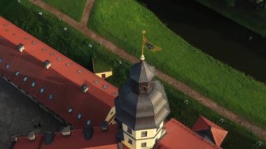 Günbatımından önce Nesvizh Kalesi 'nin üst manzarası. Belarus.