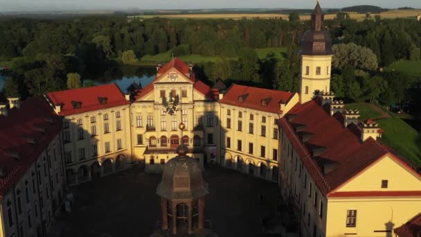 Vista superior del castillo de Nesvizh antes del atardecer. Bielorrusia — Vídeos de Stock
