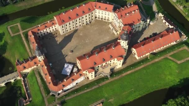 Vista superior del castillo de Nesvizh durante el día.Bielorrusia — Vídeos de Stock