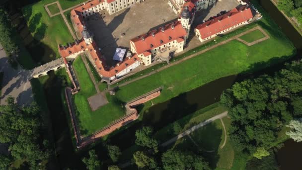 Vista superior del castillo de Nesvizh durante el día.Bielorrusia — Vídeos de Stock