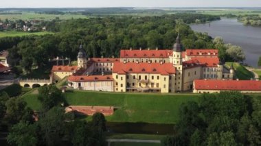 Nesvizh Kalesi 'nin gündüz manzarası. Belarus.