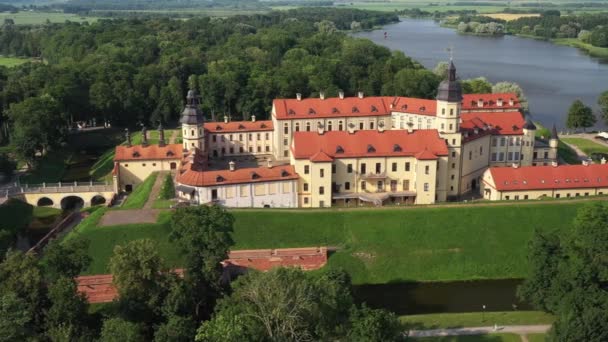 Vista superior del castillo de Nesvizh durante el día.Bielorrusia — Vídeos de Stock