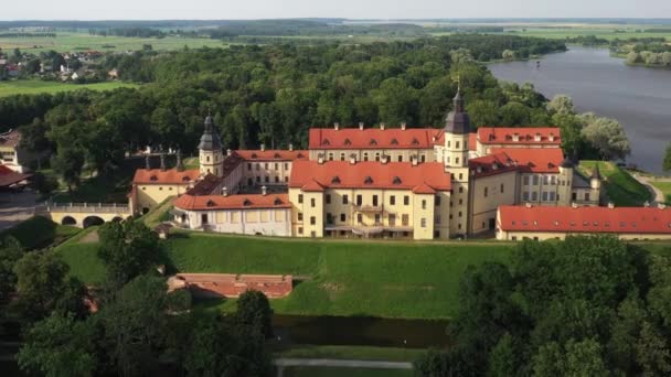 Vista superior do Castelo de Nesvizh durante o dia.Bielorrússia — Vídeo de Stock