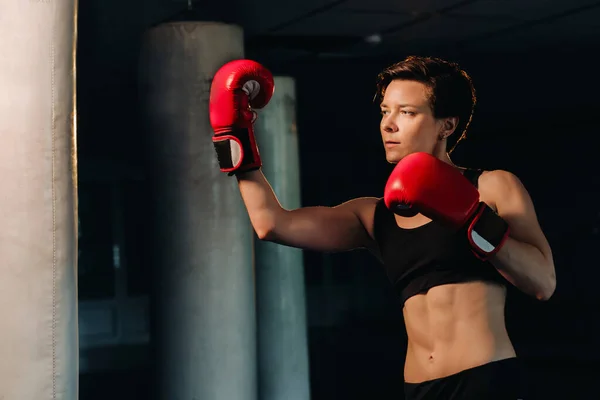 Portrait Une Boxeuse Gants Rouges Gymnase Pendant Entraînement — Photo