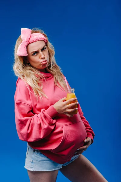 Zwanger Meisje Roze Kleren Met Een Fles Sap Een Blauwe — Stockfoto