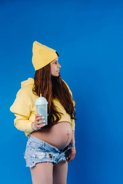 Fille Enceinte Vêtements Jaunes Avec Verre Jus Sur Fond Bleu — Photo