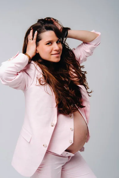 Mujer Embarazada Traje Rosa Primer Plano Sobre Fondo Gris — Foto de Stock