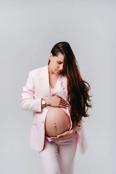 Mujer Embarazada Traje Rosa Primer Plano Sobre Fondo Gris — Foto de Stock
