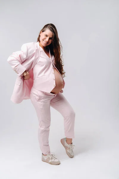 Беременная Женщина Розовом Костюме Крупным Планом Сером Фоне — стоковое фото