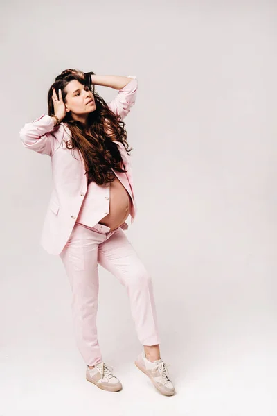 Těhotná Žena Růžovém Obleku Zblízka Šedém Pozadí — Stock fotografie