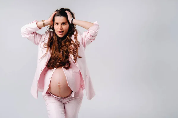 Mujer Embarazada Traje Rosa Primer Plano Sobre Fondo Gris —  Fotos de Stock