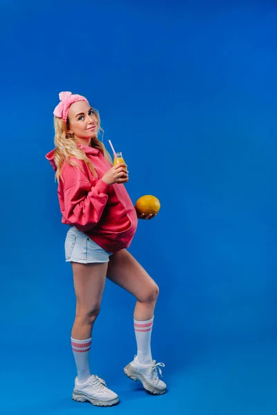 Zwanger Meisje Roze Kleren Met Een Fles Sap Een Meloen — Stockfoto
