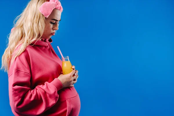 Zwanger Meisje Roze Kleren Met Een Fles Sap Een Blauwe — Stockfoto