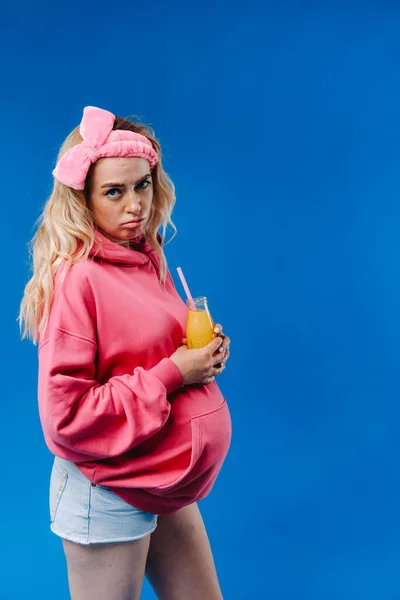 Chica Embarazada Ropa Rosa Con Una Botella Jugo Sobre Fondo —  Fotos de Stock