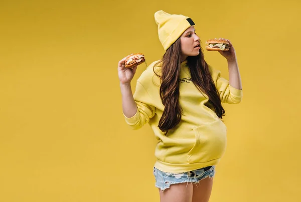 Zwanger Meisje Gele Kleren Met Hamburgers Haar Handen Een Gele — Stockfoto