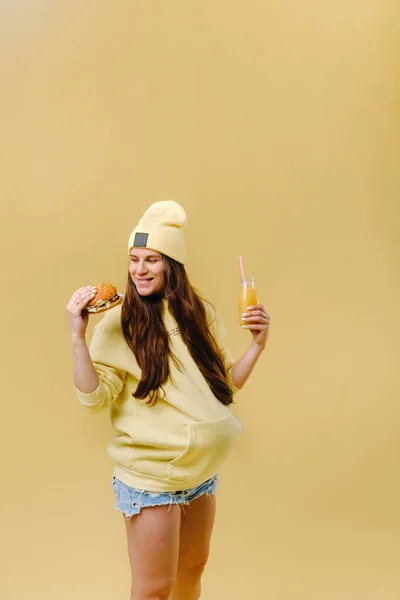 Pregnant Girl Yellow Clothes Hamburgers Her Hands Yellow Background — Stock Photo, Image