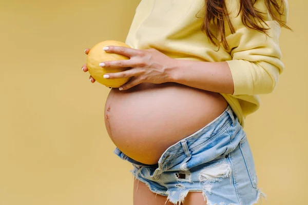 Una Ragazza Incinta Con Una Giacca Gialla Sta Con Melone — Foto Stock