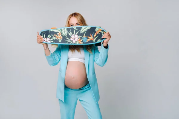Een Zwanger Meisje Turquoise Kleding Met Een Skateboard Haar Handen — Stockfoto