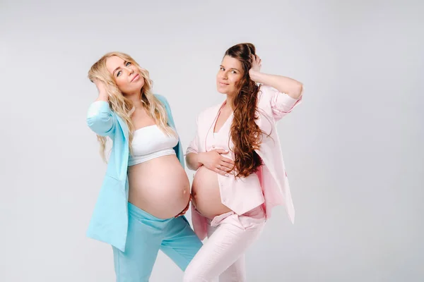 Dos Mujeres Embarazadas Con Vientres Grandes Trajes Sobre Fondo Gris —  Fotos de Stock