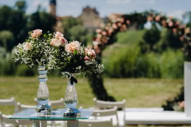 Nesvizh Kalesi 'nin yanındaki yeşil çimenlikte düğün töreni. Belarus..