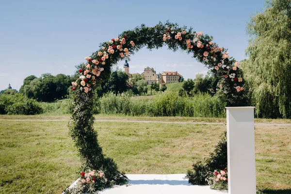 Bröllopsceremoni Gatan Den Gröna Gräsmattan Nära Nesvizh Slott Vitryssland — Stockfoto