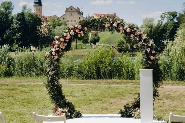 Svatební Obřad Ulici Zeleném Trávníku Zámku Nesvizh Bělorusko — Stock fotografie