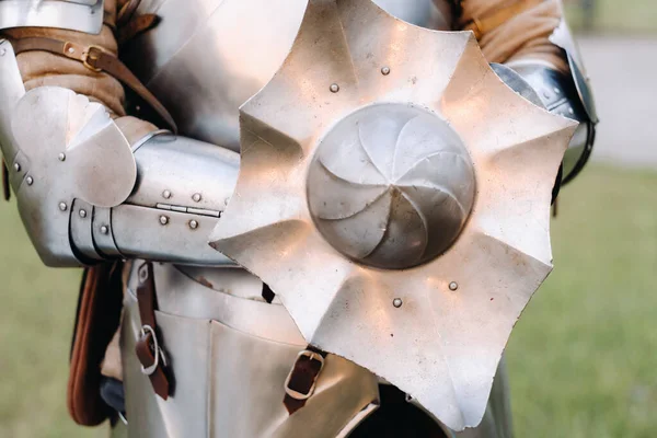 Ein Antikes Schild Der Alten Ritterrüstung Ein Mittelalterliches Konzept Metallische — Stockfoto