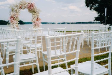 Yeşil çimlerin üzerinde düğün seremonisi. Düğün kutlaması süsü..