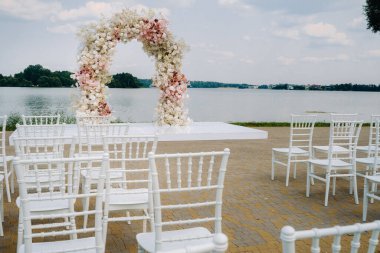 Yeşil çimlerin üzerinde düğün seremonisi. Düğün kutlaması süsü..