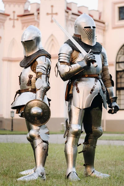 Zwei Ritter Rüstung Auf Dem Hintergrund Einer Mittelalterlichen Burg Ein — Stockfoto