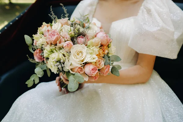 Красивий Весільний Букет Трояндами Руках Нареченої — стокове фото