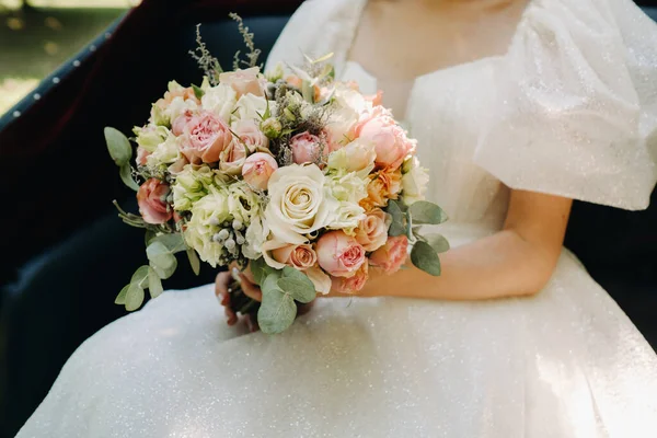 Красивий Весільний Букет Трояндами Руках Нареченої — стокове фото