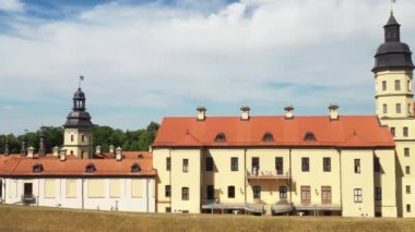 Nesvizh Kalesi 'nin ve yazın parkın en iyi manzarası. Belarus.