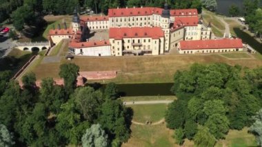 Nesvizh Kalesi 'nin ve yazın parkın en iyi manzarası. Belarus.
