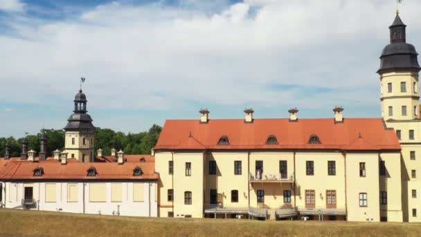 Κάτοψη του Κάστρου Nesvizh και του πάρκου το καλοκαίρι.Λευκορωσία — Αρχείο Βίντεο