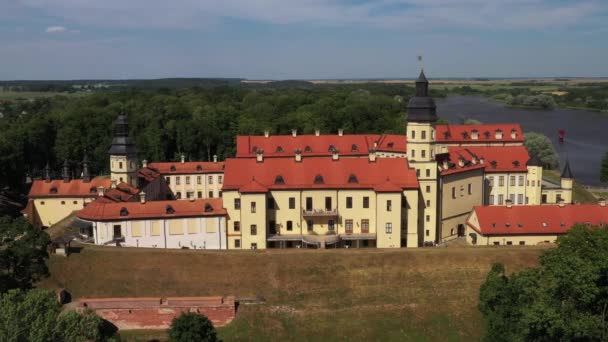 Blick von oben auf die Burg Neswisch und den Park im Sommer.Weißrussland — Stockvideo