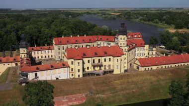 Nesvizh Kalesi 'nin ve yazın parkın en iyi manzarası. Belarus.