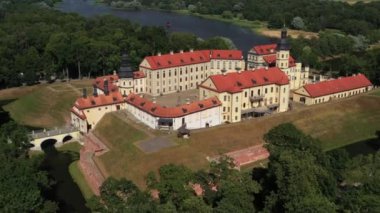 Nesvizh Kalesi 'nin ve yazın parkın en iyi manzarası. Belarus.