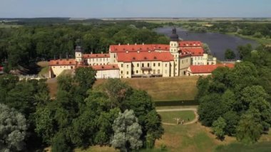 Nesvizh Kalesi 'nin ve yazın parkın en iyi manzarası. Belarus.
