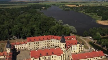 Nesvizh Kalesi 'nin ve yazın parkın en iyi manzarası. Belarus.