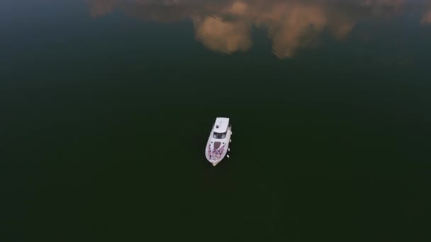 Группа молодых людей отдыхает на белой лодке в море — стоковое видео