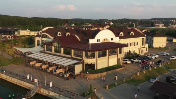민스크, 벨라루스. 2021 년 7 월 28 일. 호텔 과 식당 복합 클럽 in Minsk.Belarus — 비디오