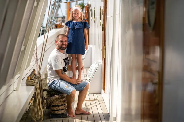 Liten Flicka Sitter Armarna Man Däcket Ett Stort Segelfartyg Staden — Stockfoto