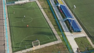 Futbol oynayan oyuncuların olduğu bir spor sahasının en üst görüntüsü. Belarus 'un caddesinde küçük bir futbol sahası.