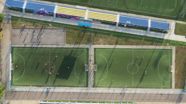 Futbol oynayan oyuncuların olduğu bir spor sahasının en üst görüntüsü. Belarus 'un caddesinde küçük bir futbol sahası.