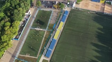 Futbol oynayan oyuncuların olduğu bir spor sahasının en üst görüntüsü. Belarus 'un caddesinde küçük bir futbol sahası.